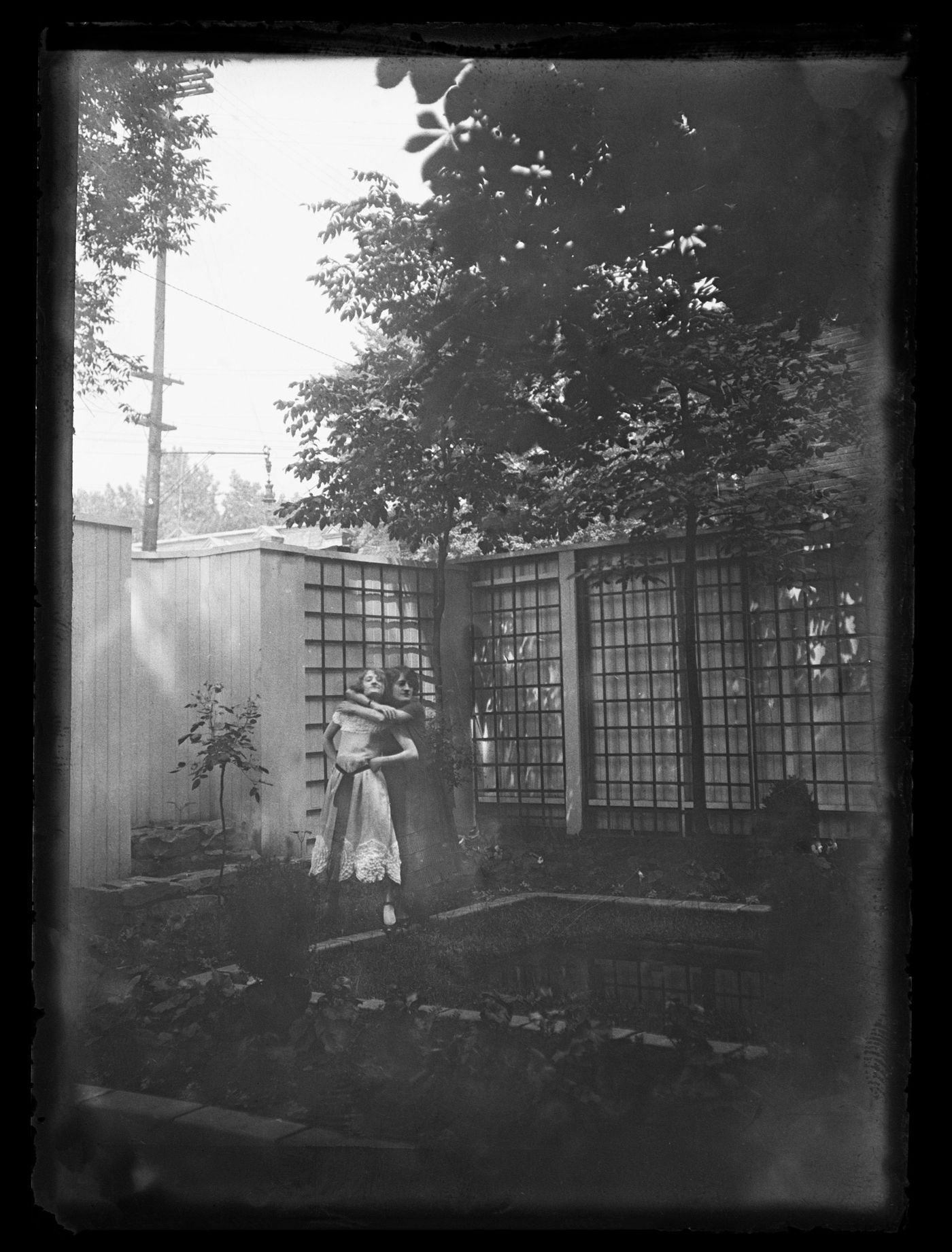 Portrait de Cécile et Clorinthe Perron posant dans le jardin du studio d'Ernest Cormier, Montréal