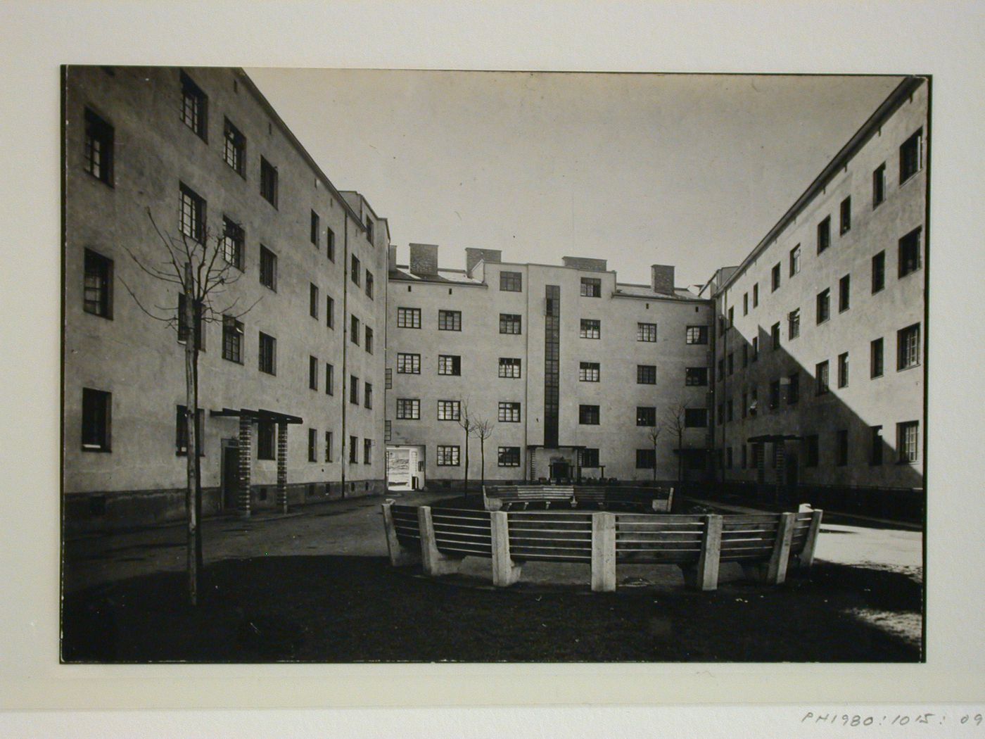 La cour jardin d'une maison ouvrière à Vienne. Haus Wien XVII Jof. Frank