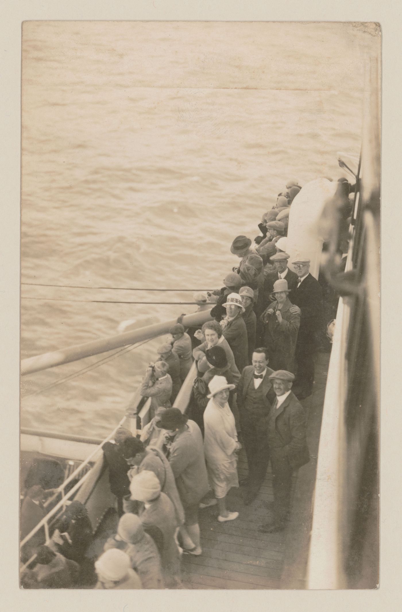 Carte postale avec vue d'un groupe de personnes, y compris Ernest Cormier, sur un bateau