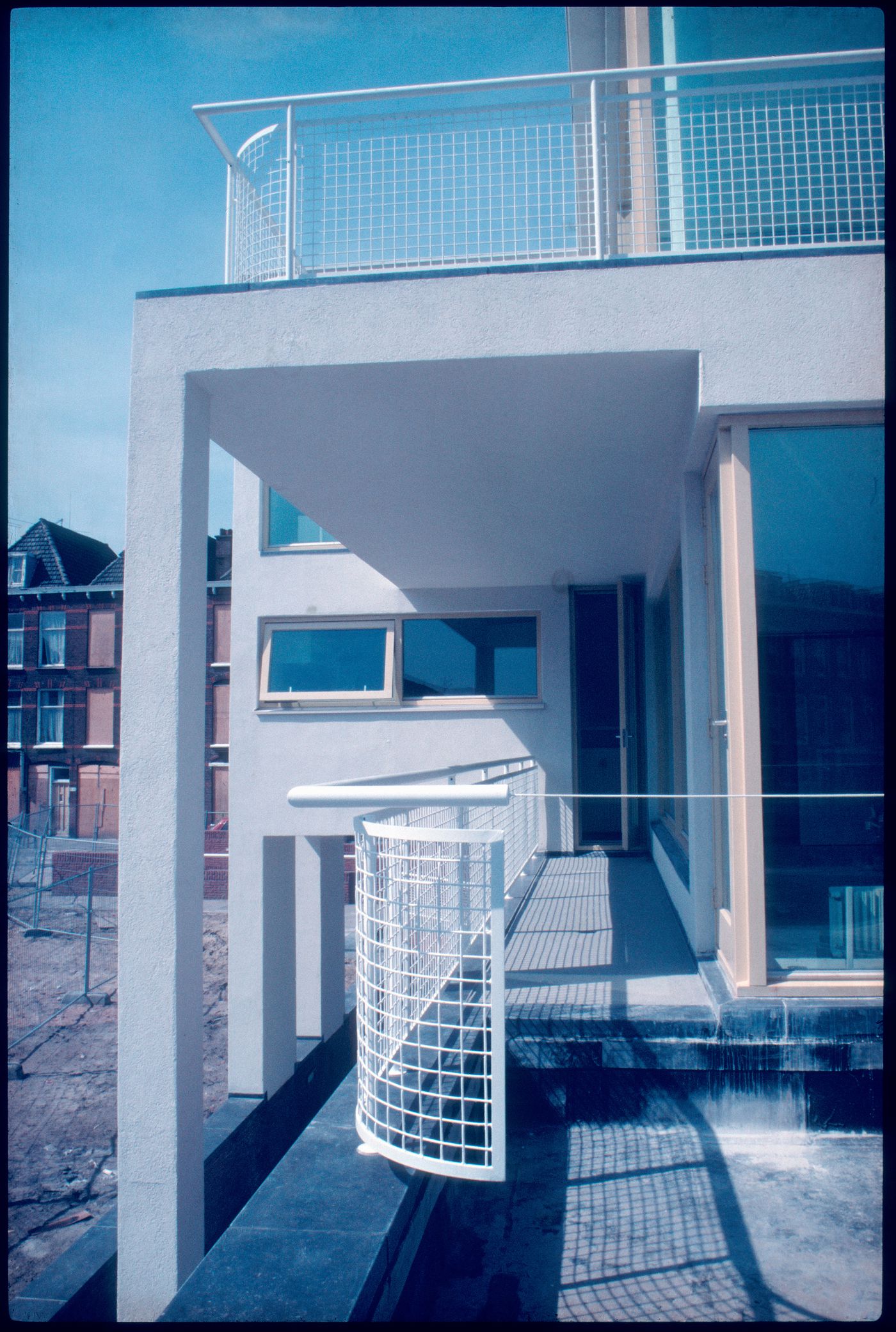 Exterior view of Duas habitações e duas lojas [Housing and shopping complex, Schilderswijk], The Hague, The Netherlands