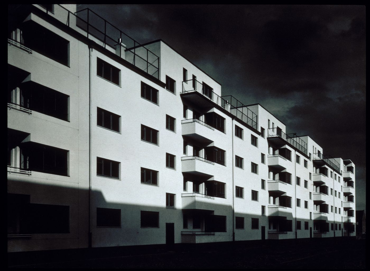 View at an angle of façade of apartment block, siedlung Kalker Feld, Colonge, Germany