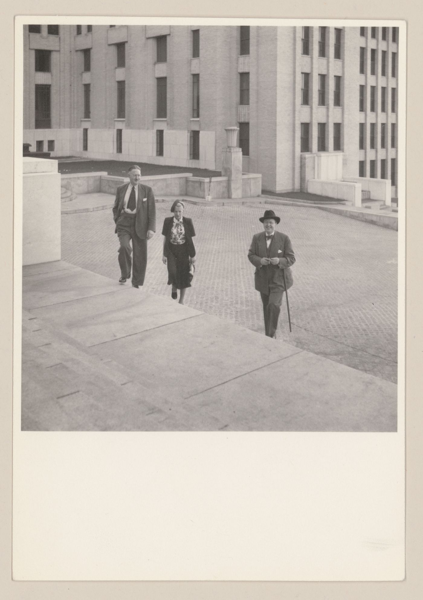 Portrait de trois personnes dont Ernest Cormier (à droite)
