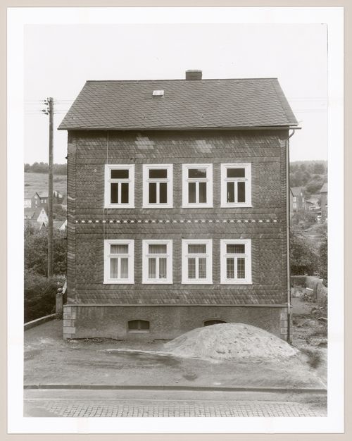 View of the principal façade of the framework house at 130 Eisernstraße, Eiserfeld, Germany