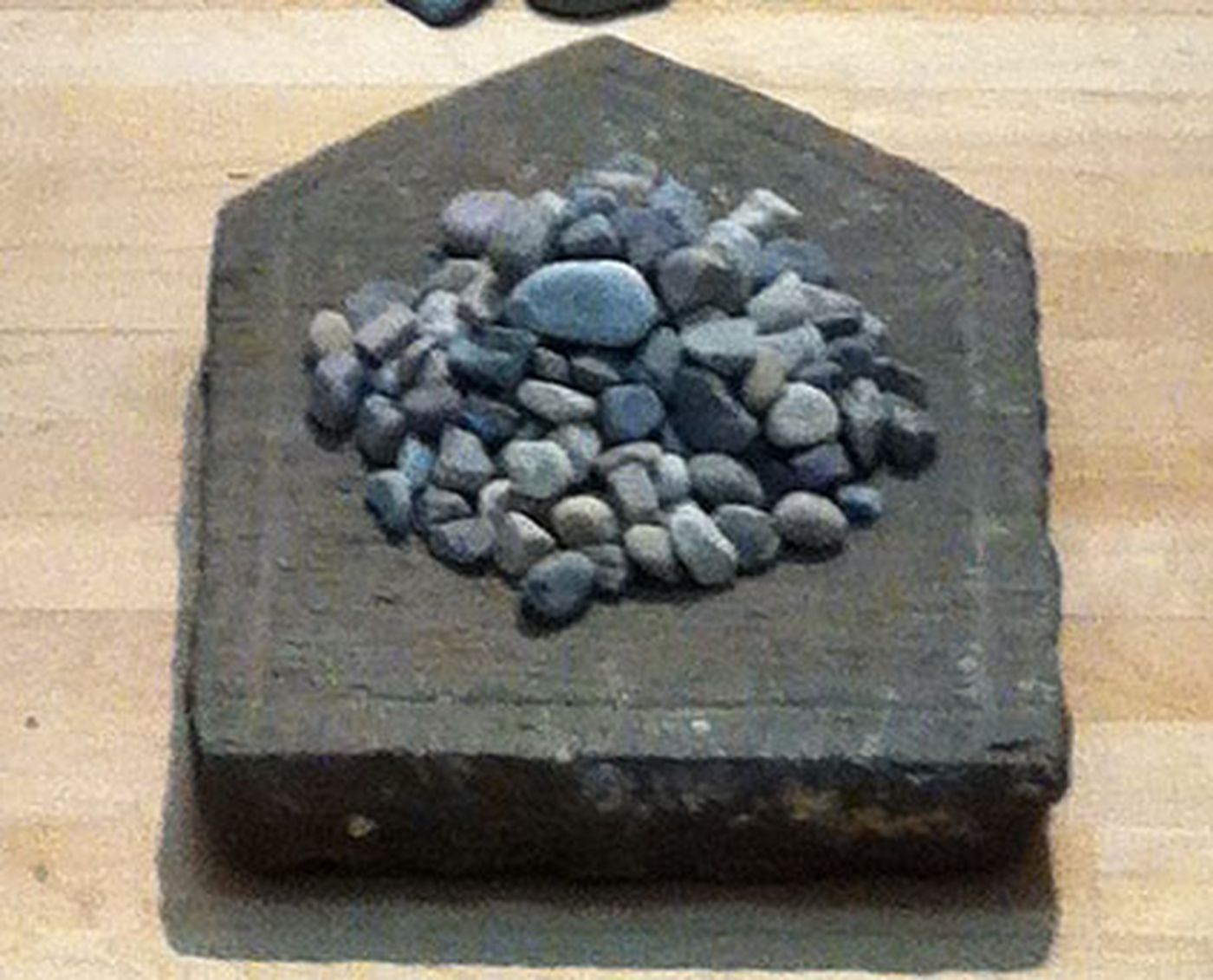 Weavers' Studio : stone crusher (flat stone)