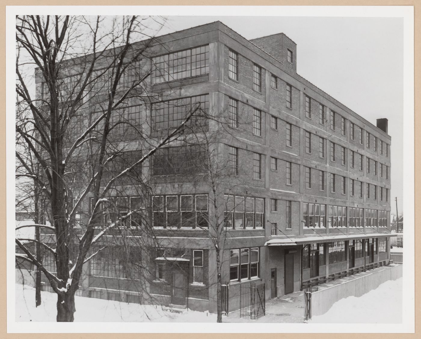 View of the principal and lateral façades of a warehouse, Frederick A. Stearns & Company Assembly Plant [?], Jefferson Avenue, Detroit, Michigan