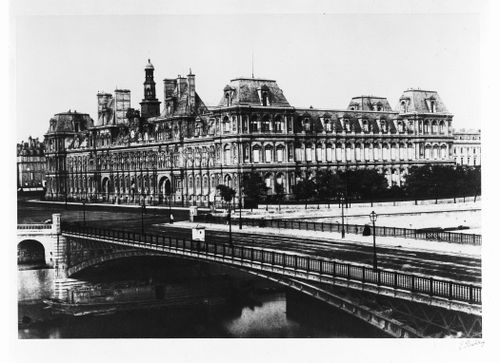Exterior view of the Hôtel de ville, from the left bank, pont d'Arcole in the foreground, Paris, France