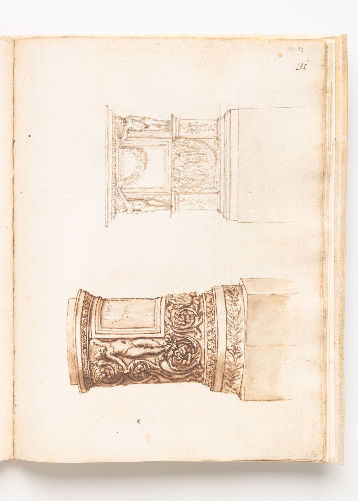 Round base and four-cornered base or altar