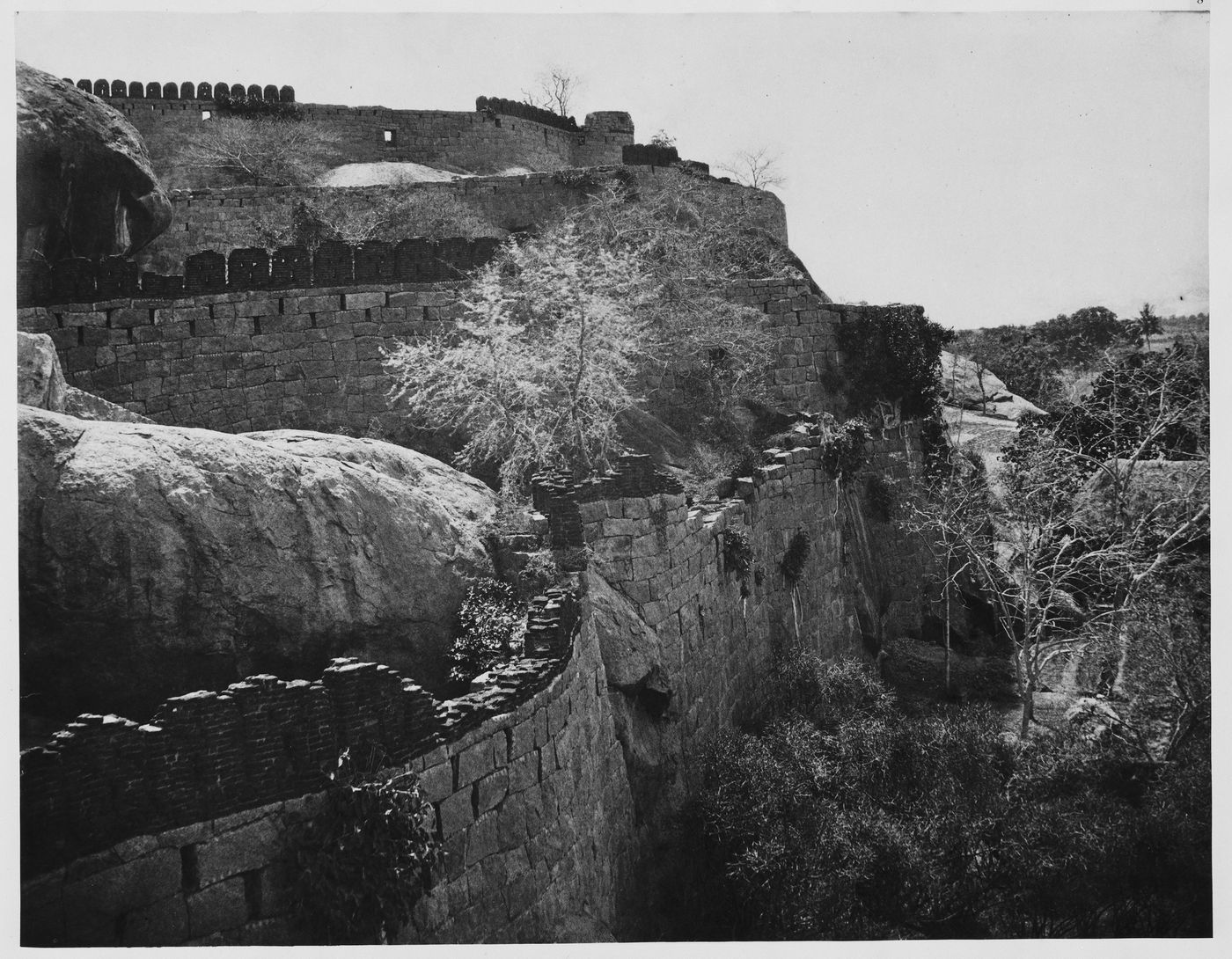 Triminum. Fort, line of ramparts from over the inner gateway