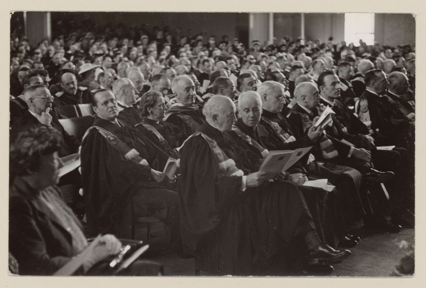 Portrait de l'auditoire--avec Ernest Cormier en deuxième rangée--dans la salle des promotions à l'occasion de l'inauguration officielle de l'immeuble de Université de Montréal, le 3 juin 1943