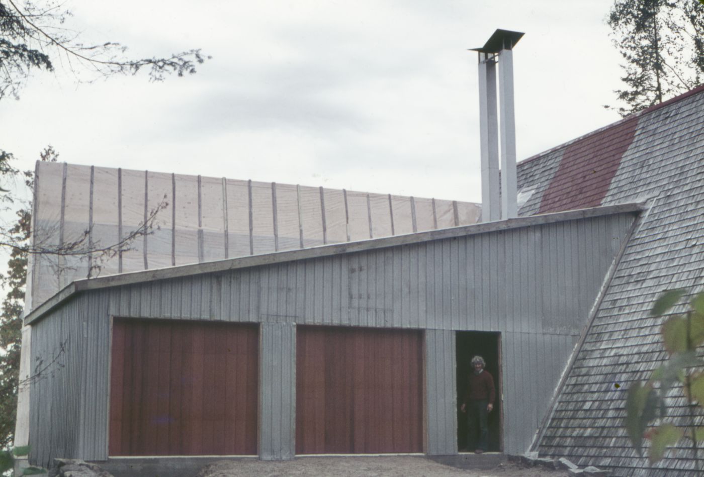 Vue des portes de garage et de la cheminée, Maison du docteur Simon Richer, Nominingue, Québec, Canada