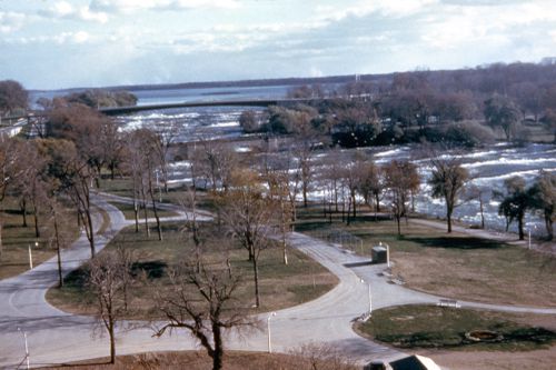 Slide of rapids for Olmsted: L'origine del parco urbano e del parco naturale contemporaneo
