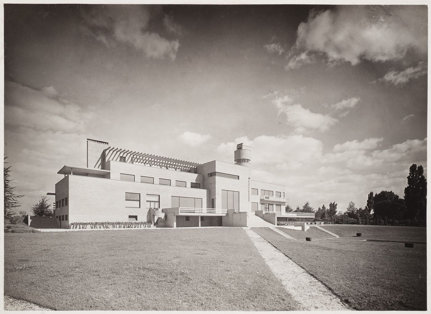 Vue de la façade sud devant le miroir d'eau, Villa Cavrois à Croix, France