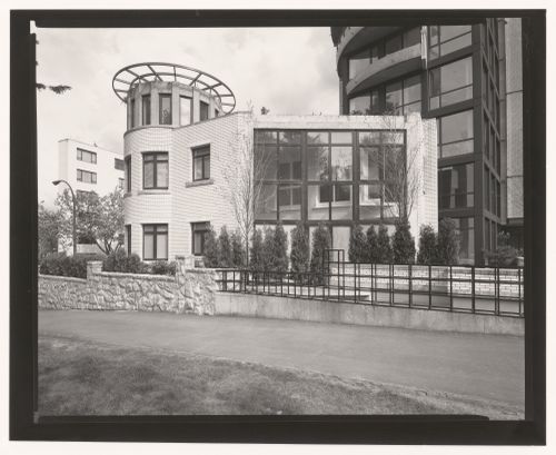 Le Presidio, Vancouver: vue de la maison reproduisant la villa Karma et du pied de la tour, 1993