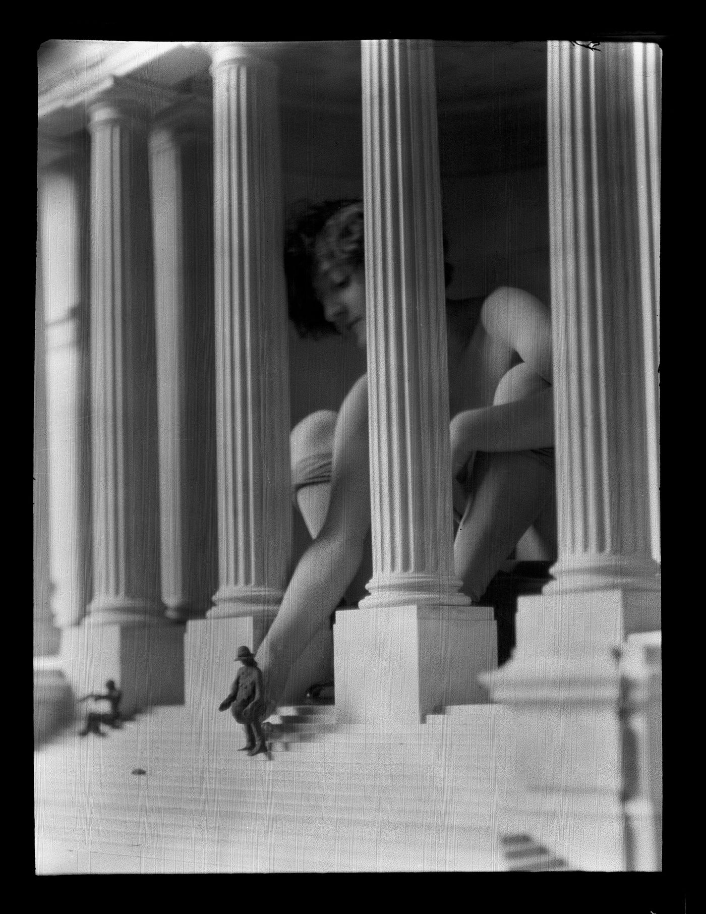 Vue de Clorinthe Perron posant à l'intérieur d'une maquette pour l'Annexe au Palais de Justice de Montréal