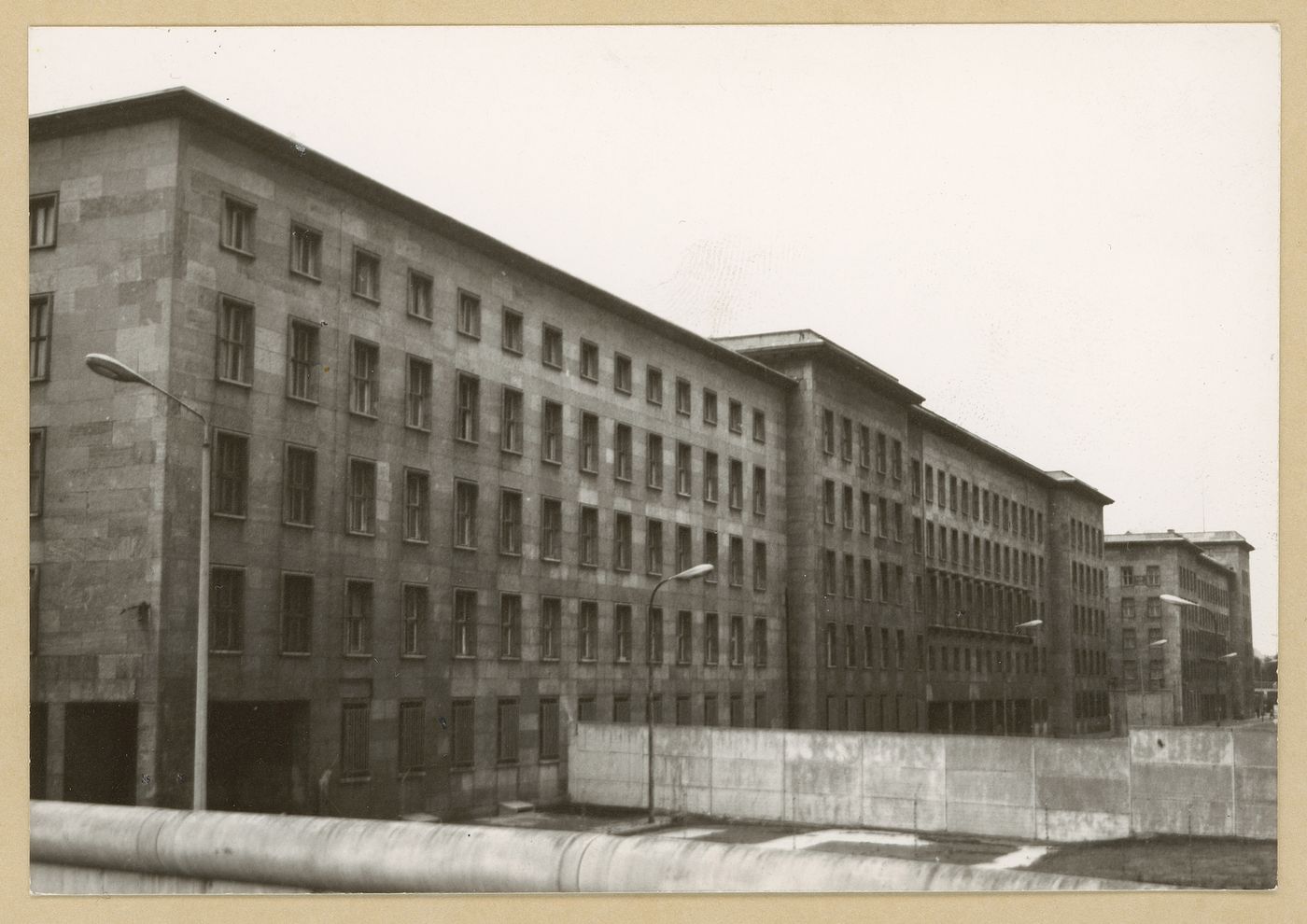 Reference view of Reichsluftfahrtministerium (Ministry of Aviation) with Berlin Wall in foreground for Monumento às vítimas da Gestapo, Prinz-Albrecht-Palais, Berlin, Germany