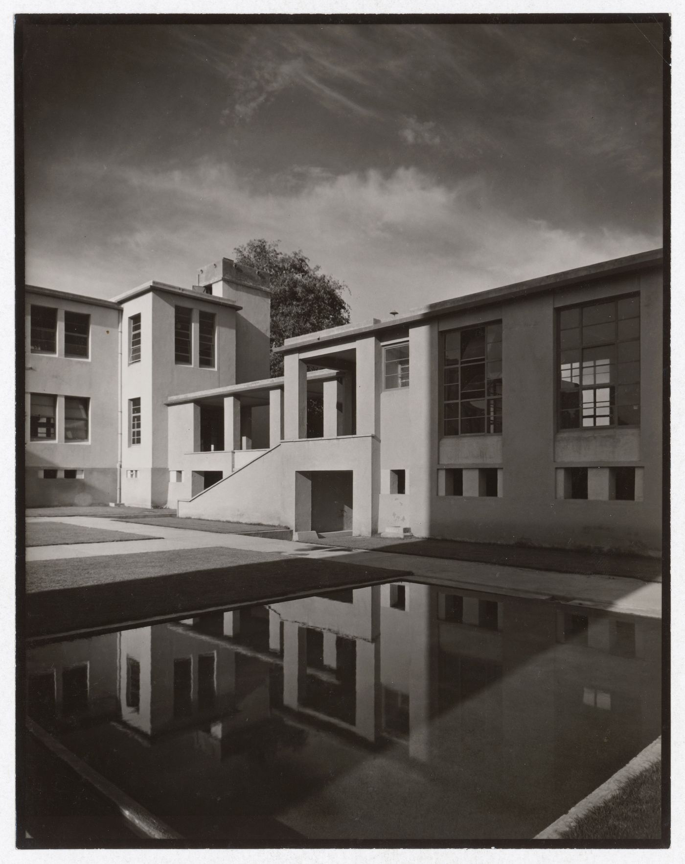 View of the courtyard and pool of the Sanatorio Antituberculoso, Huipulco, Tlalpan, D.F.