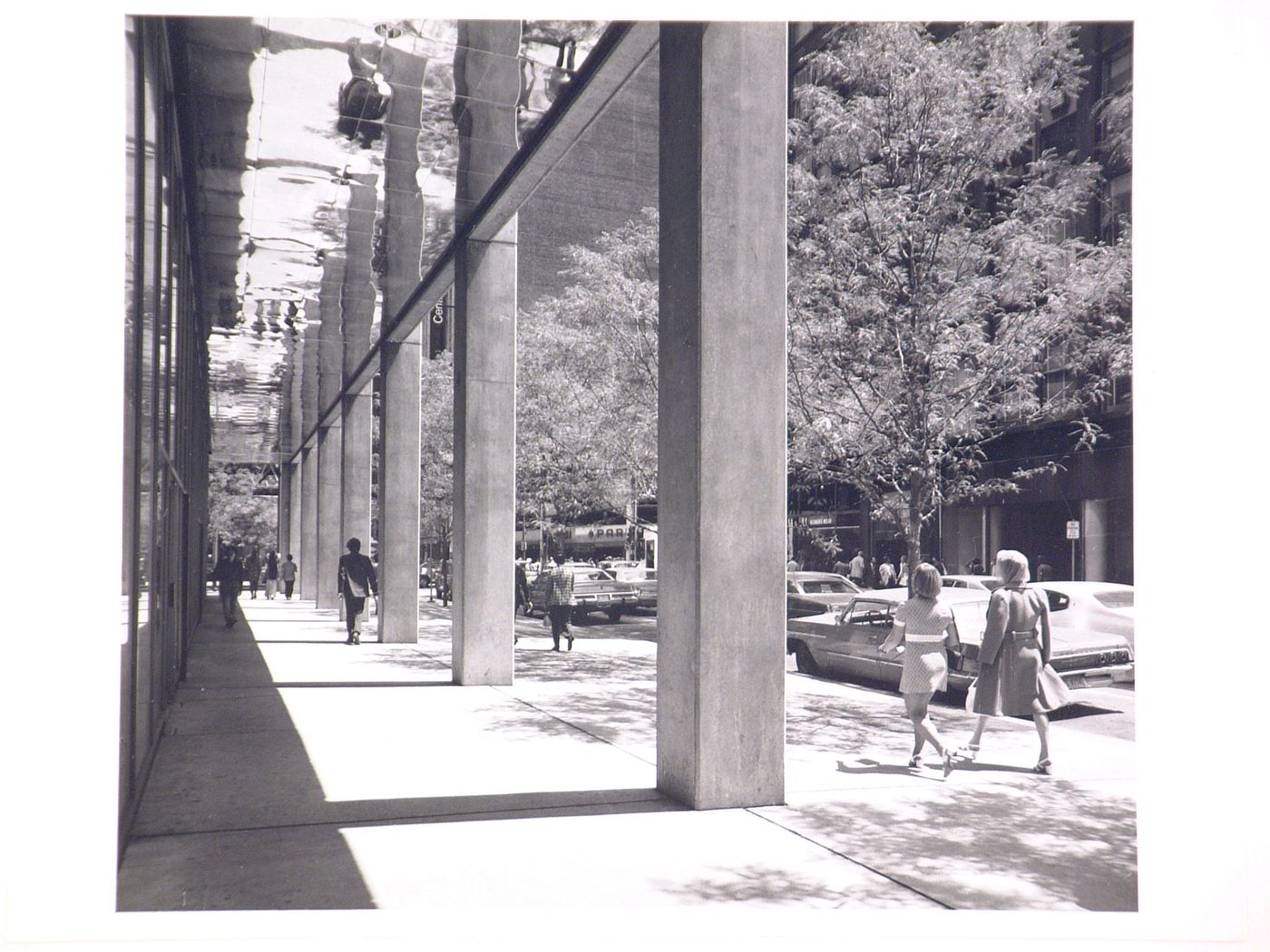 Partial view of the arcade of the 200 West Monroe Building, Chicago, Illinois, United States