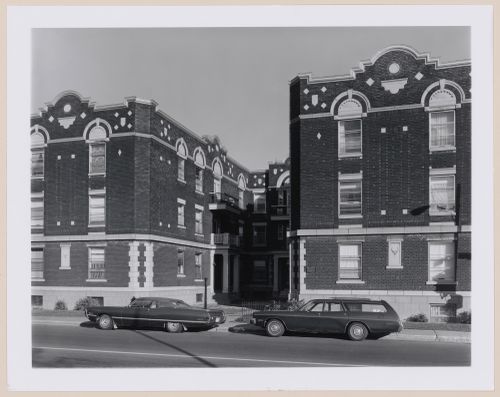 Partial view of the principal façade of Appartements Pépin showing the forecourt, 4954-4958 rue Sainte-Catherine Est, Montréal, Québec
