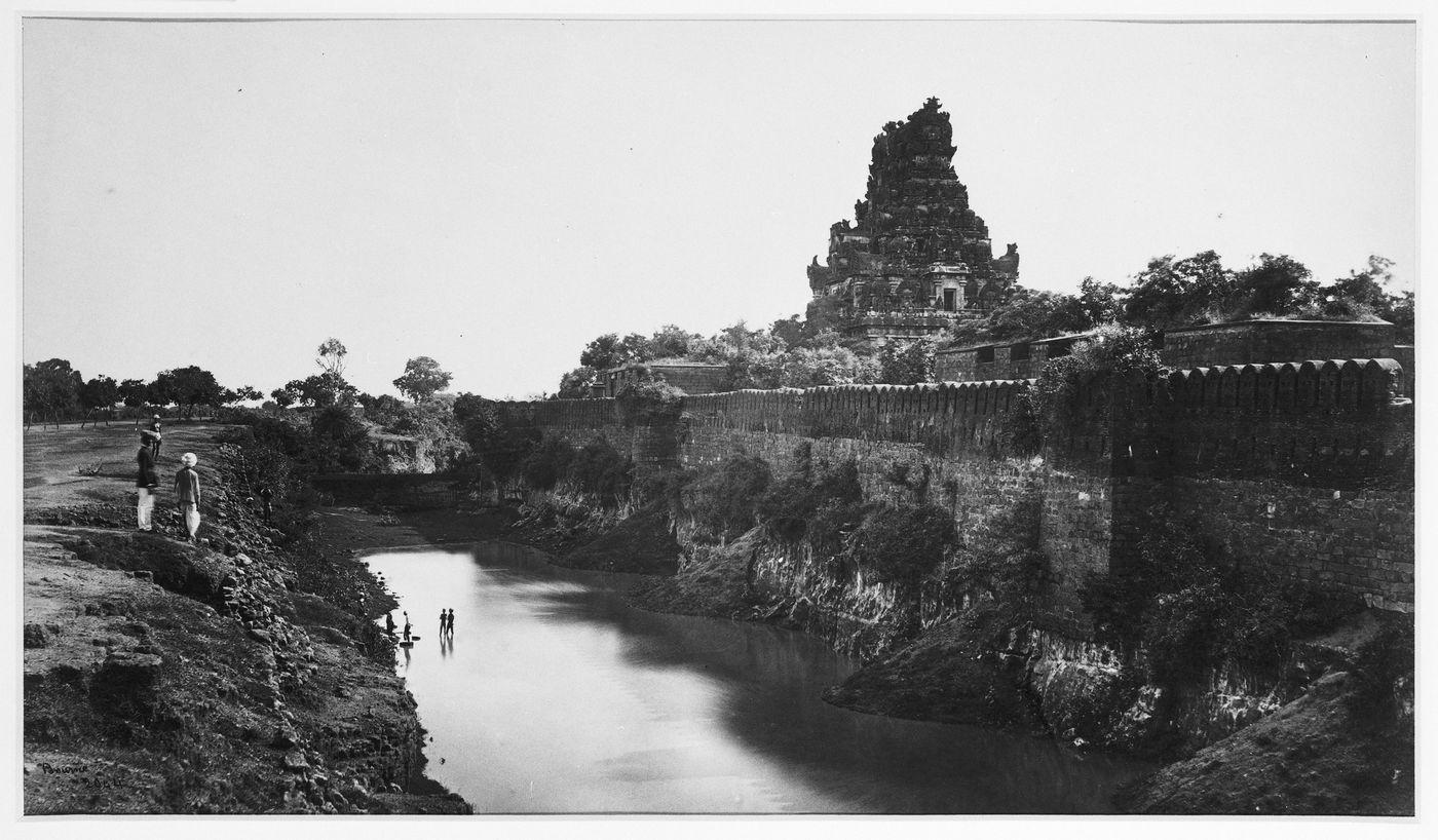 View of the outer gopura, rampart, and moat, Pirakatisvarar Tirukkoyil (also known as the Brihadisvara or Rajarajesvara Temple), Tanjore (now Thanjuvar), India