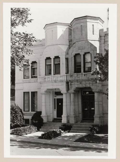 View of the principal façade of a semi-detached house, 493-495 Elm Avenue, Westmount, Québec