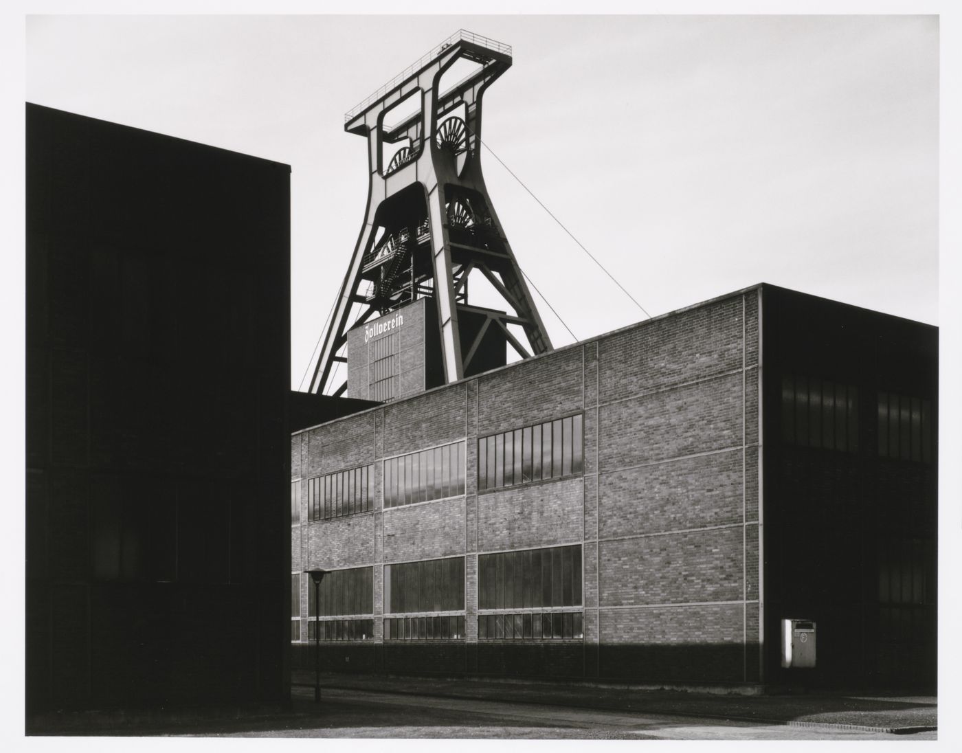 View of mine buildings and the minehead of Zeche Zollverein Pit No. 12 [Colliery Zollverein Pit No. 12], Stoppenberg and Katernberg, Essen, Germany