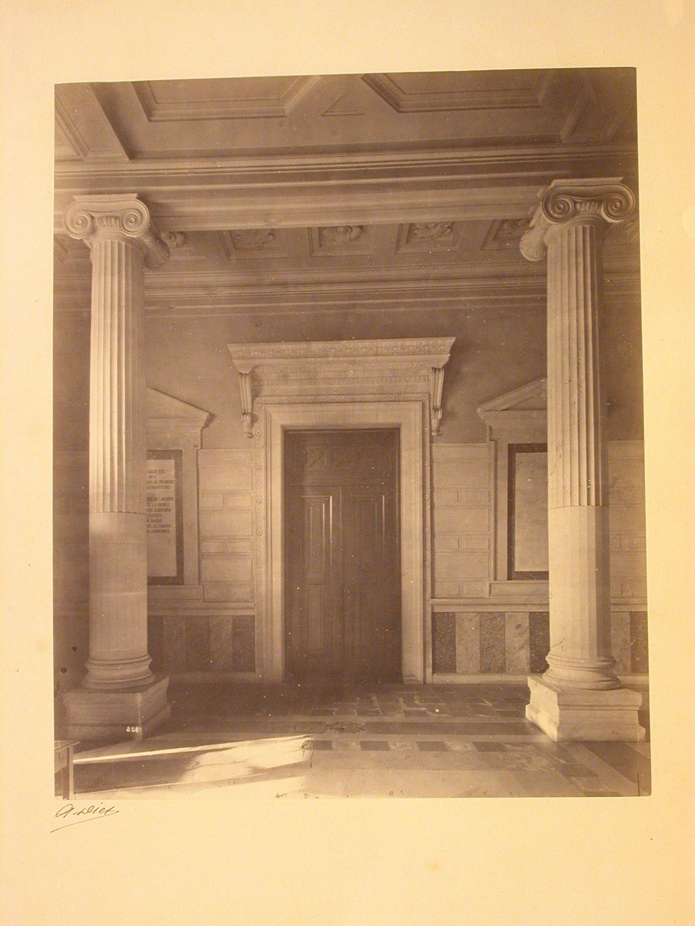 Musée d'Amiens: Lobby, view with column and door, Amiens, France