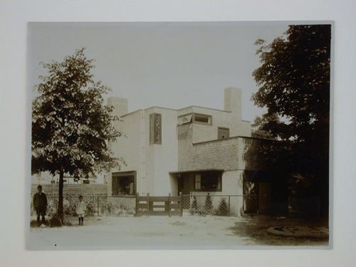 View of the principal and lateral façades of Woonhuis 't Fort' ['t Fort' House] with children posed on the left, Iordenstraat 77, Haarlem, Netherlands