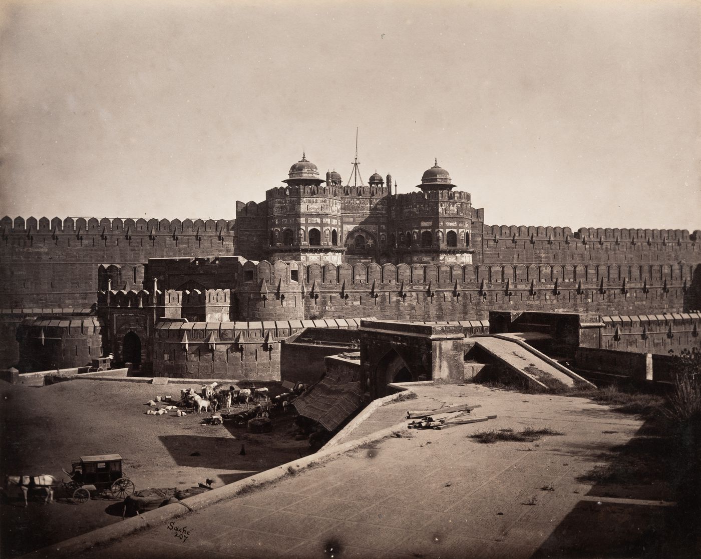 View of the Agra Fort from the top of the enceinte, showing the Delhi Gate on the left, Agra, India