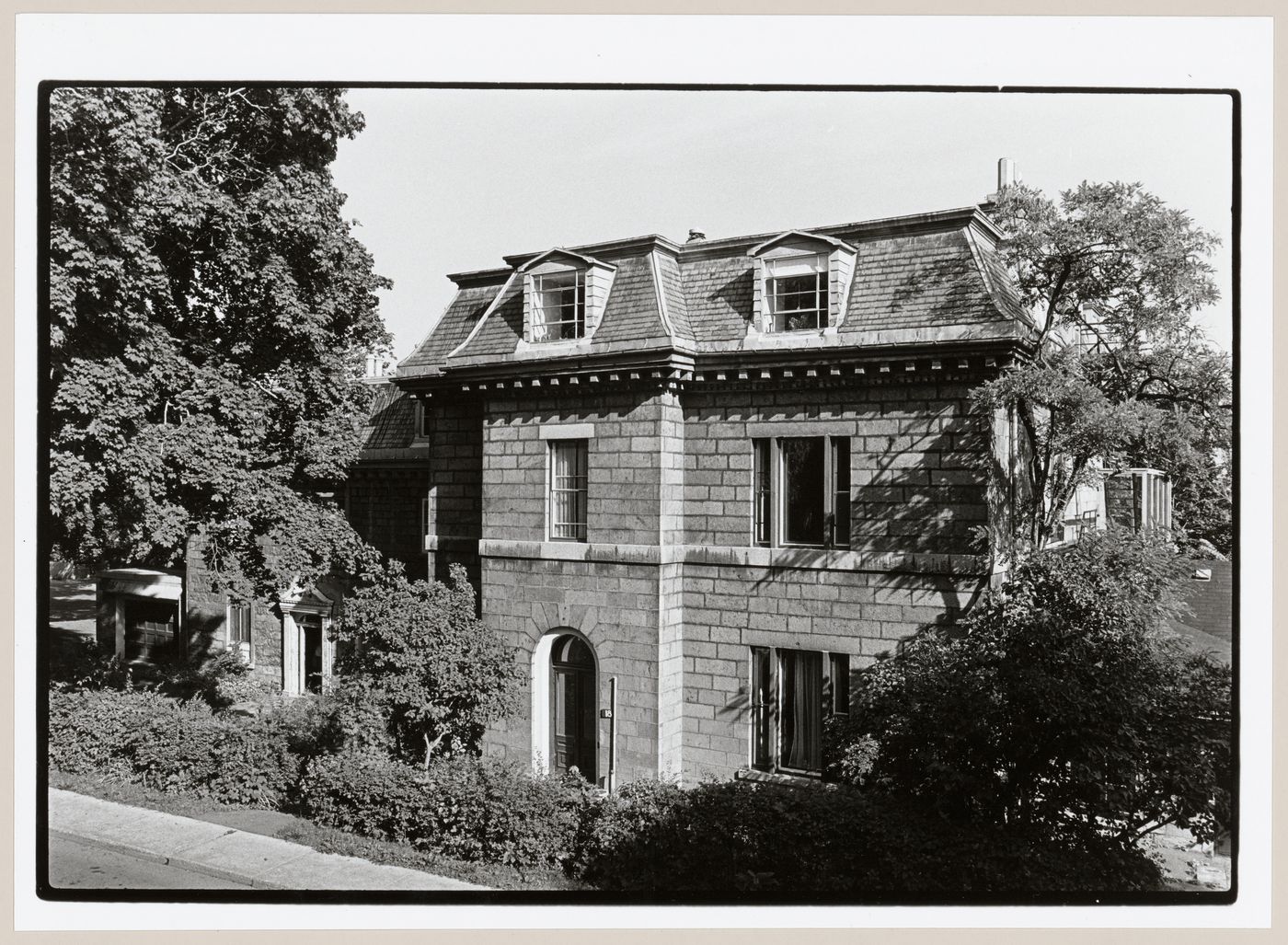 View of the principal façade of Maison Rosemount, 16-18 Severn Avenue, Westmount, Québec