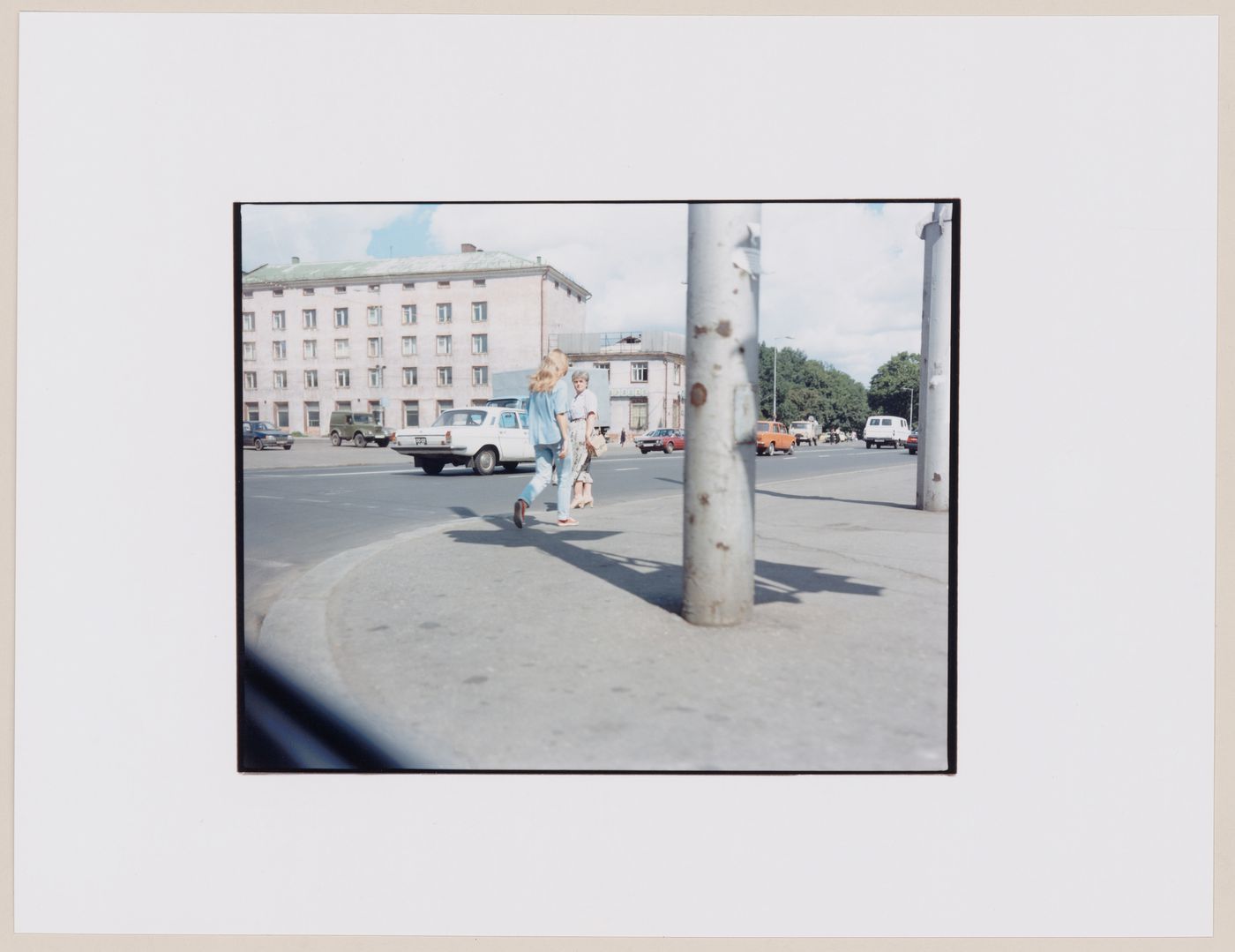 View of a street, buildings, automobiles and people, Kaliningrad, Kaliningradskaia oblast', Russia (from the series "In between cities")