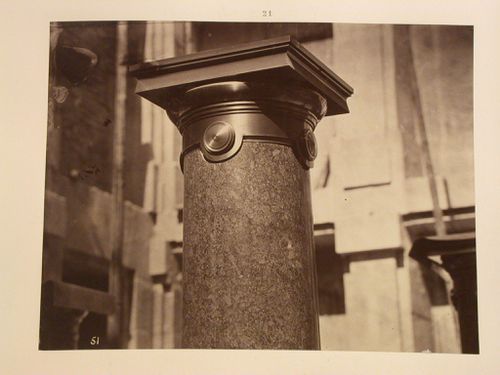 Colonnes des escaliers secondaires. - Fût et chapiteau