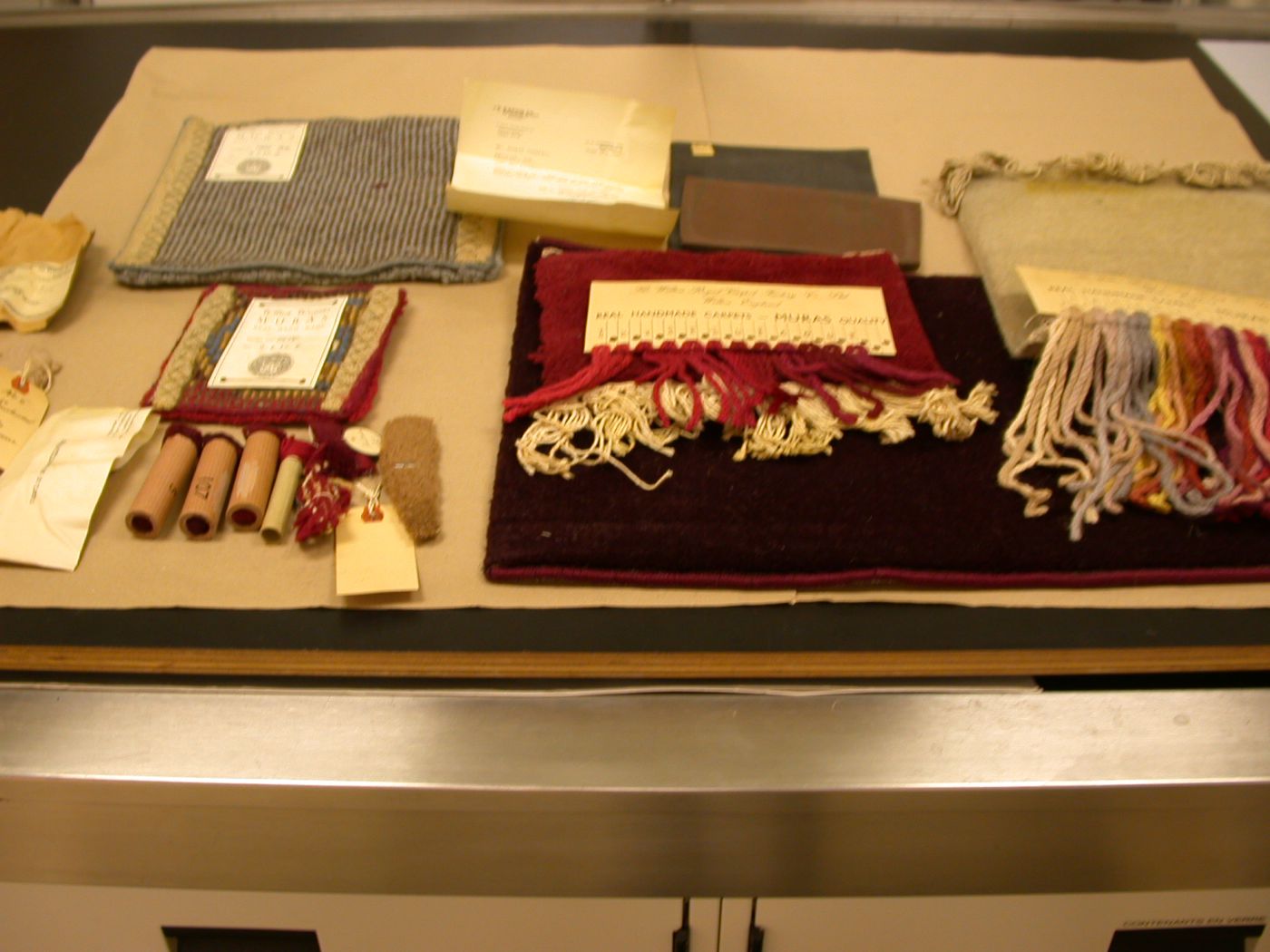 Échantillons de tapis, de laine, de sous-tapis et de clous pour la Cour suprême, et lettre de Eaton's à Cormier