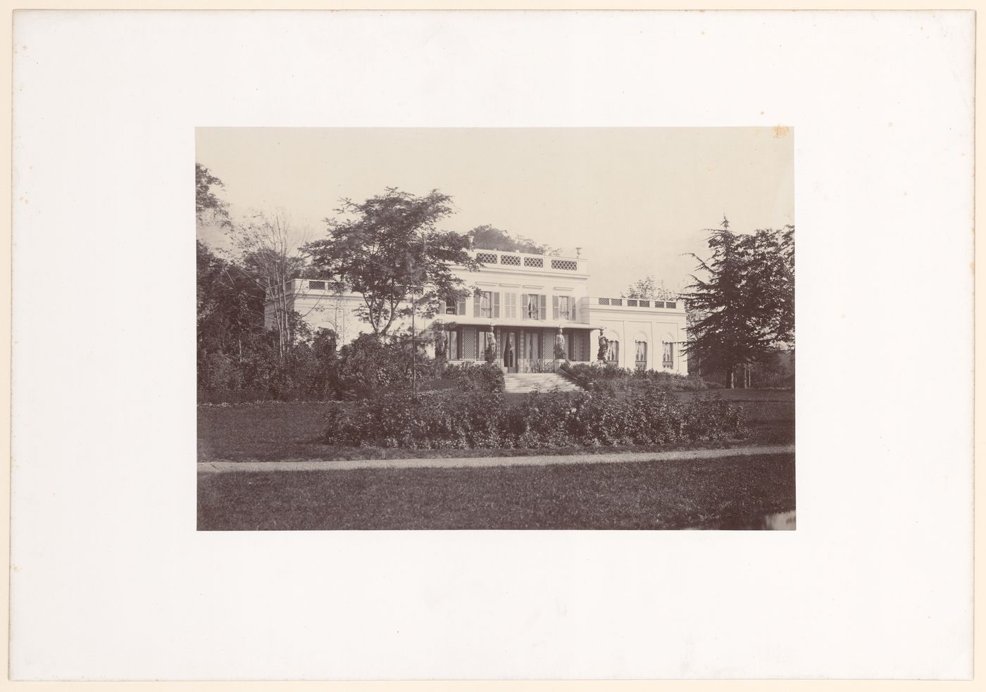Bois de Boulogne, view of le péristyle à caryatides, Château de Longchamps, Paris, France