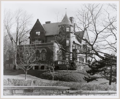 View of the lateral and principal façades of a mansion, 15 Belvedere, Westmount, Québec