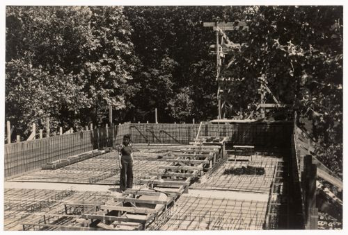 Photograph of Delfina Gálvez de Williams on concrete structure construction for Casa sobre el arroyo, Mar del Plata, Argentina