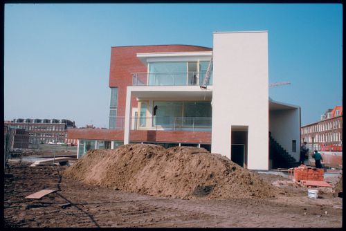 Exterior view of Duas habitações e duas lojas [Housing and shopping complex, Schilderswijk], The Hague, The Netherlands