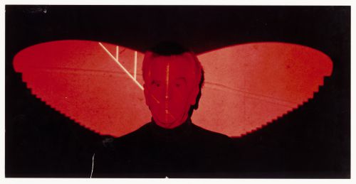 Photograph of Amancio Wlliams standing in front of the projected shape of the building, Sala para el espectáculo plástico y el sonido en el espacio, Córdoba, Argentina