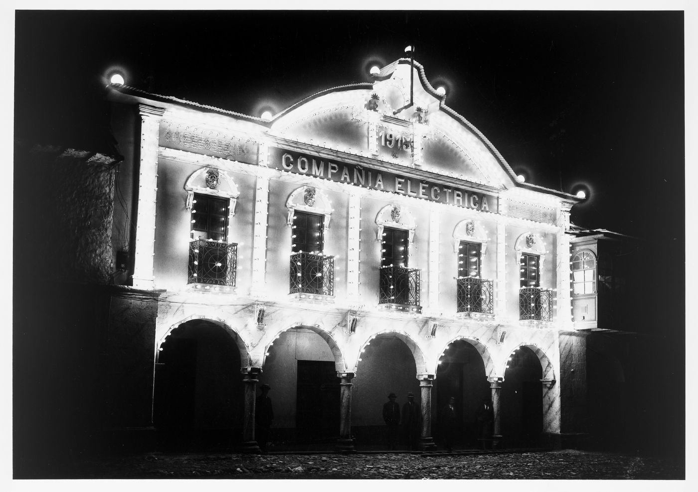 Night view of the Compañía Elétrica [Electric Company] building, Cuzco, Peru