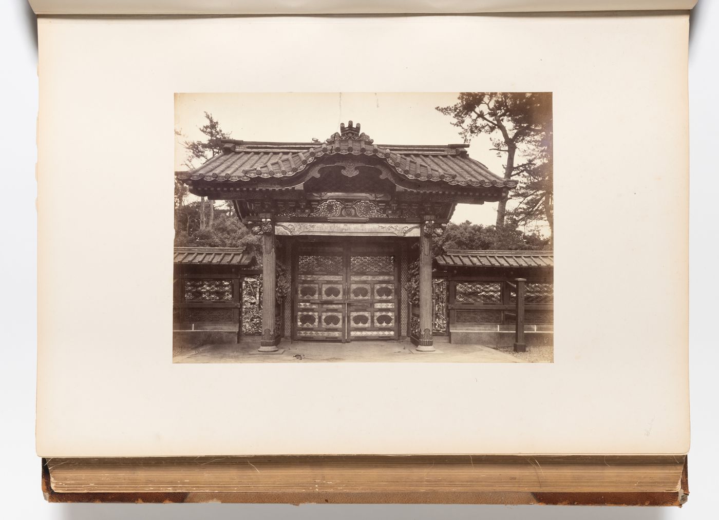 View of the Chokugakumon gate of the Bunshoin Mausoleum complex, Zojoji Temple complex, Edo (now Tokyo), Japan