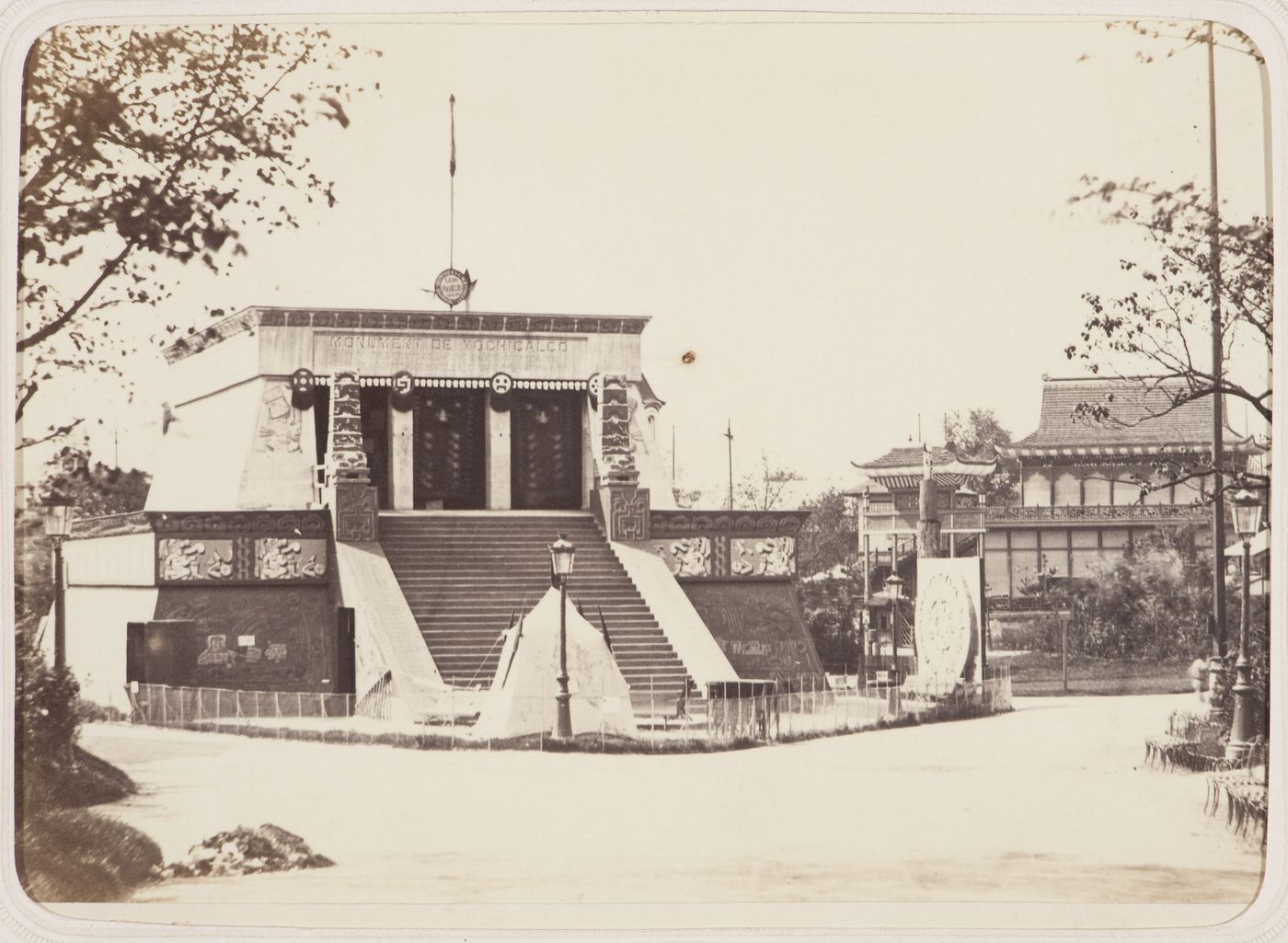 Vue d'un temple mexicain à l'Exposition universelle de 1867 à Paris