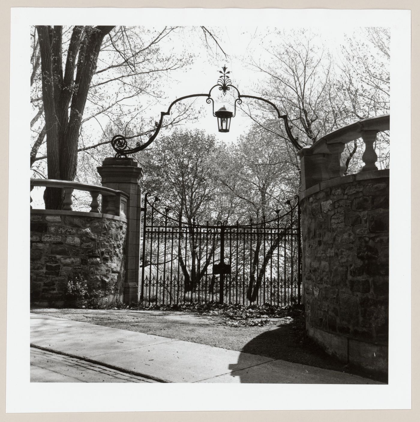 View of the gateway to 12-14 Sunnyside Avenue, Westmount, Québec