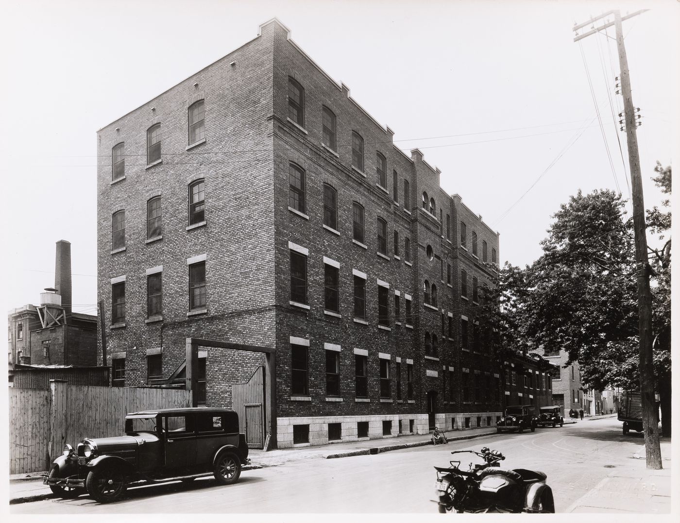 View of the principal and lateral façades of Alphonse Raymond Limited, Montréal [?], Québec