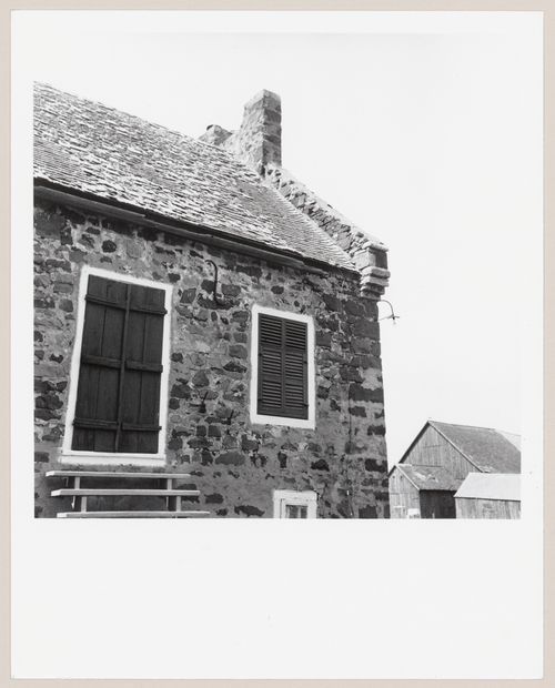 Vue partielle d'une maison avec toiture inclinée, Laprairie, Québec