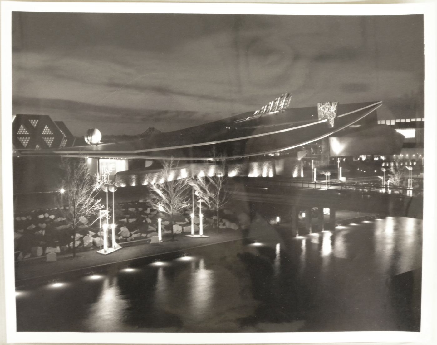 Night view of the Pavilion of Italy with its scupltures on roof, Expo 67, Montréal, Québec