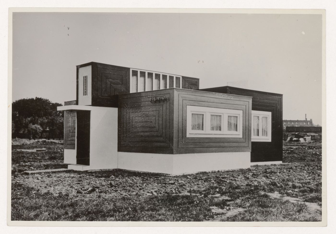 View of principal and lateral façades of the temporary construction administration building, Oud-Mathenesse Housing Estate, Rotterdam, Netherlands