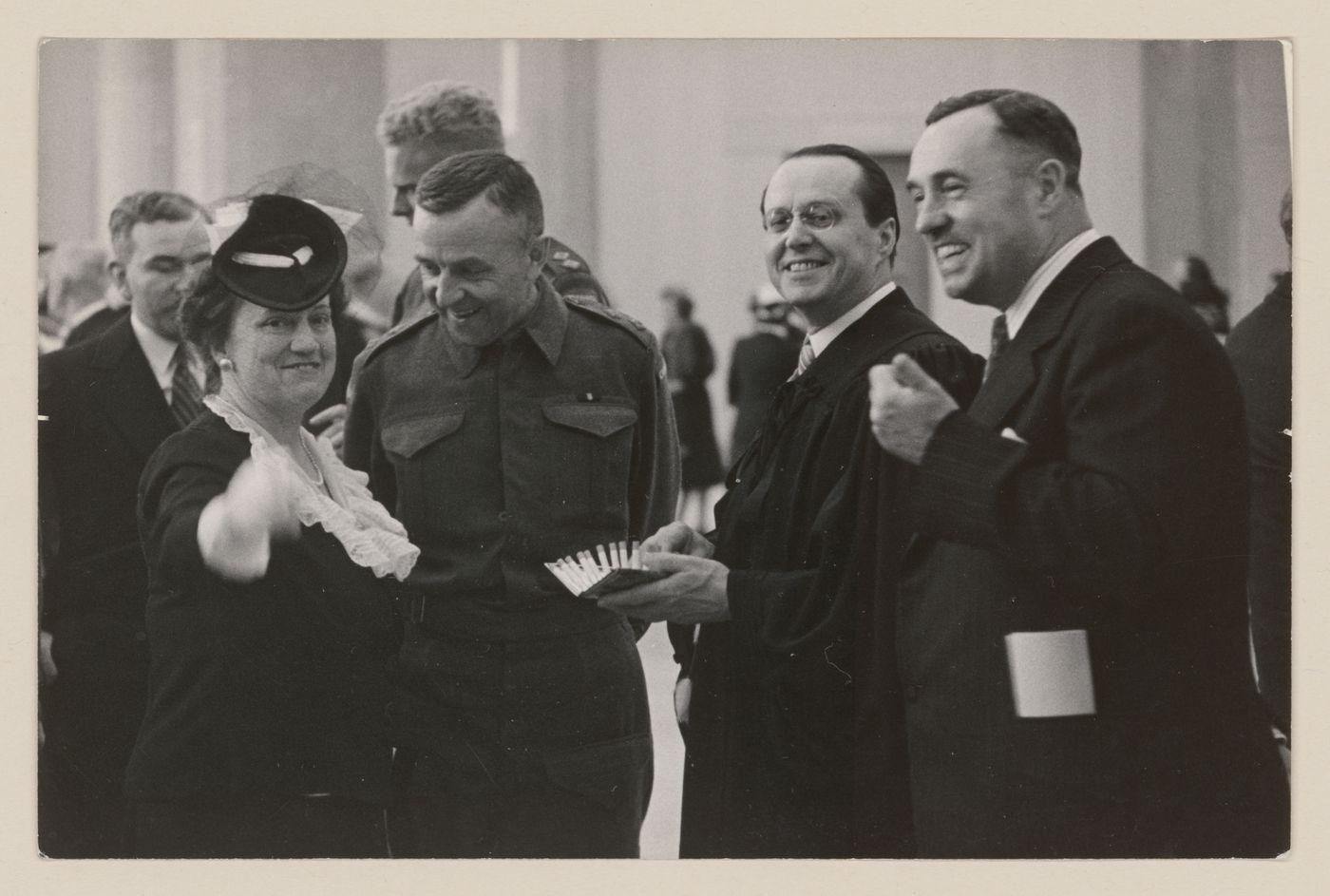 Portrait de groupe lors de l'inauguration officelle de l'immeuble de l'Université de Montréal, le 3 juin 1943