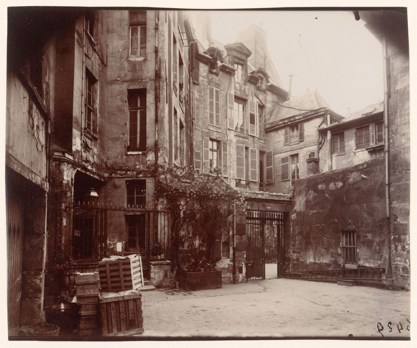 Cour de Rouen, Paris, France