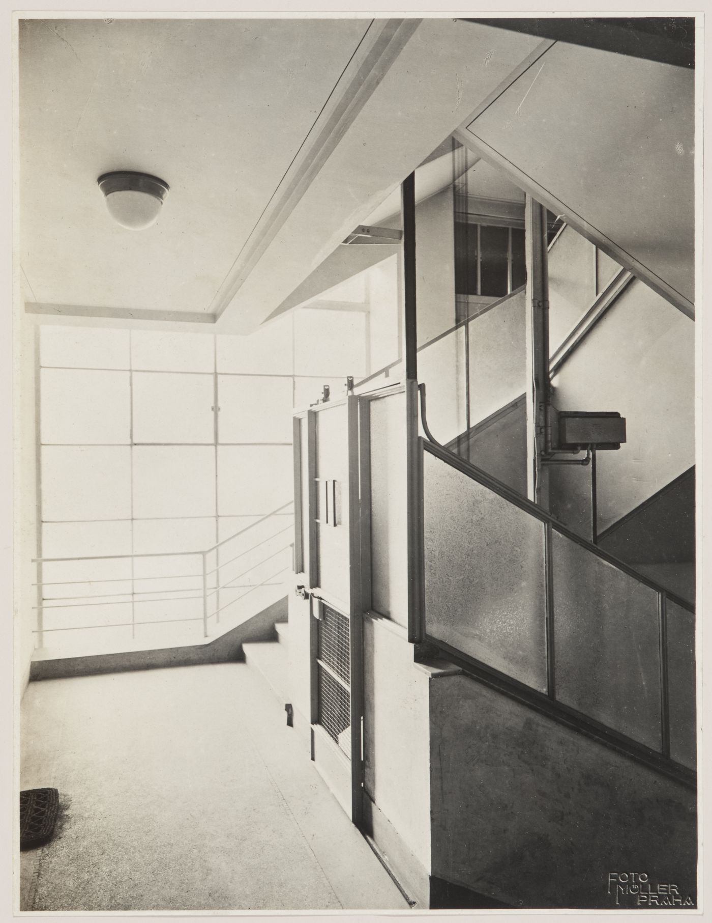 Escalier intérieur d'une maison commerciale. Tchécoslovaquie. J. Krejcar, architecte à Prague