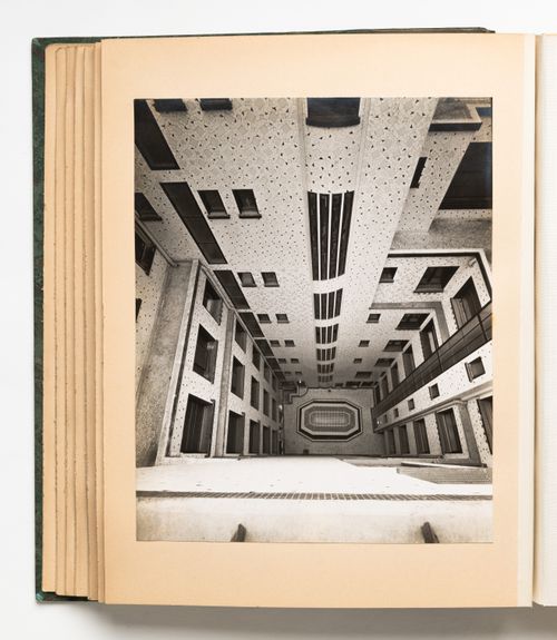 Vue d'une cour intérieure, immeuble avenue Henri Martin, Paris