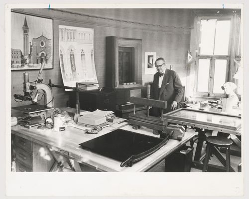 Ernest Cormier dans son atelier à 3675 chemin de la Côte-des-Neiges, Montréal, Canada